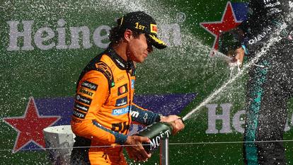 Lando Norris célèbre sa victoire, la deuxième de rang, aux Pays-Bas.
