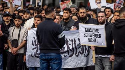 il quitte brièvement la France pour participer à une manifestation islamiste organisée à Hambourg. Entre 1 000 à 2 000 manifestants y défilent sous des pancartes « Kalifat ist die Lösung » (« Le califat est la solution »).