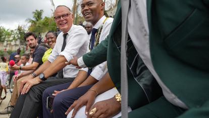 Édouard Philippe, samedi 22 août, a été reçu par le maire et les habitants de la commune de Sada, à Mayotte, avant son départ pour La Réunion.