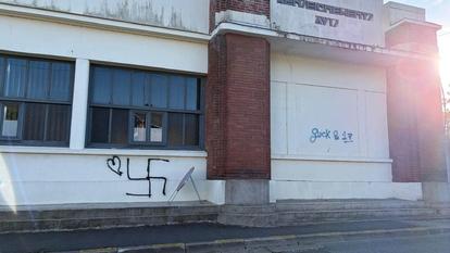 Plusieurs croix gammées ainsi que des insultes visant les forces de l’ordre ont été découverts sur les murs d’un batiment municipal.