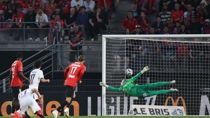 Szymański voit le ballon terminer au fond des filets après une superbe frappe.