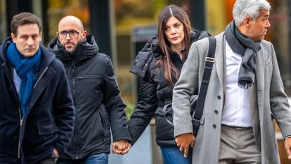 Jacques Moretti (à gauche), copropriétaire du bar « Le Constellation », et Jessica Moretti (au centre) se rendent une audition au ministère public du canton du Valais, dans le cadre de l’enquête sur l’incendie dévastateur survenu lors du Nouvel An à Sion, le 11 février 2026.