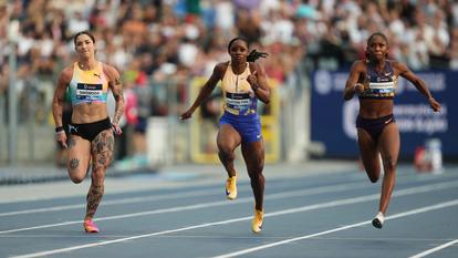 Melissa Jefferson-Wooden (droite) s’impose au 100m ce dimanche à Chorzow.
