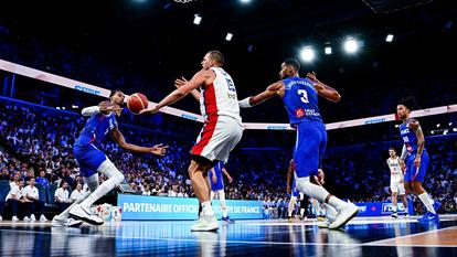 Nikola Jokic pris en ternaille par Victor Wembanyama et Timothe Luwawu-Cabarrot.
