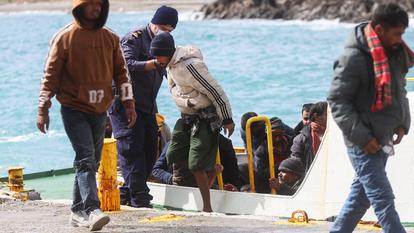 Des migrants qui débarquent dans le port d’Heraklion, en février dernier. Photo d’archive.