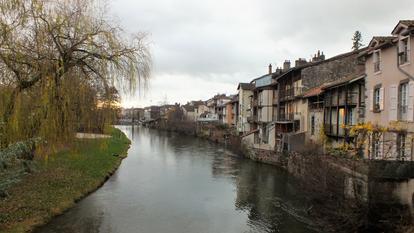 Rivière la jordanne à Aurillac en hiver.