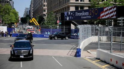 Le président américain Donald Trump à bord de la limousine présidentielle lors d’un tour de piste, avant le départ de la course « Freedom 250 » du championnat IndyCar à Washington, le 23 août 2026.