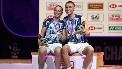 Delphine Delrue et Thom Gicquel après leur sacre mondial.