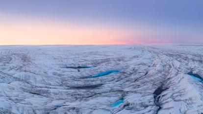 Lacs glaciaires bleus sur la calotte glaciaire du Groenland peu après le coucher du soleil avec un ciel épique.