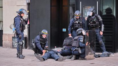 Un policier blessé, entouré de ses collègues lors d’une manifestation contre la montée de l’extrême droite, à Nantes, le 7 juillet 2024, au lendemain du second tour des élections législatives.