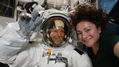 L’astronaute américaine Jessica Meir, à droite, aide Sophie Adenot à vérifier le bon fonctionnement de son scaphandre, avant une sortie extravéhiculaire à l’extérieur de l’ISS.