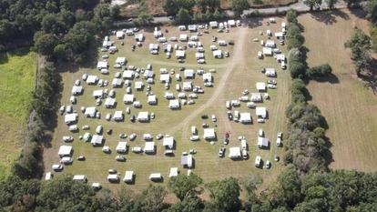 Les caravanes sont arrivées dimanche en début d’après-midi sur un terrain agricole.