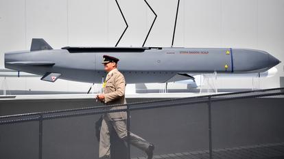 Un militaire passe devant un missile MBDA Storm Shadow/Scalp lors du salon aéronautique de Farnborough, au sud-ouest de Londres, le 17 juillet 2018.