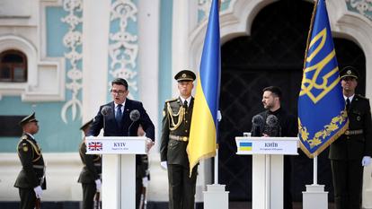Le premier ministre britannique Andy Burnham prononce un discours à côté du président Volodymyr Zelensky lors d’une cérémonie commémorative marquant le 35e jour de l’indépendance de l’Ukraine devant la cathédrale Sainte Sophie à Kiev, le 24 août 2026.