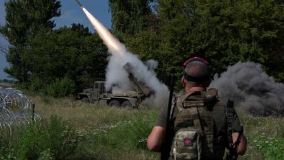 Les soldats de la 93e brigade mécanisée des forces armées ukrainiennes tirent un système de lancement multiple de roquettes BM-21 Grad en direction des troupes russes, près de la ville de première ligne de Kramatorsk, (Ukraine), le 4 août 2026.