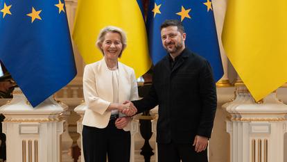 L’Ukraine manque particulièrement de missiles intercepteurs, de type Patriot, pour contrer les missiles balistiques russes. Ici, Ursula von der Leyen en compagnie de Volodymyr Zelensky.