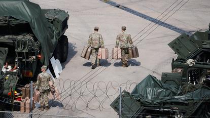Des soldats de l’armée américaine déplacent des jerrycans dans une base de l’armée américaine près de la zone démilitarisée séparant les deux Corées, à Dongducheon, en Corée du Sud, le 18 août 2026.