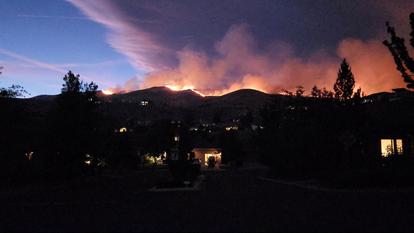 De la fumée et des flammes s’élèvent de l’incendie Hawk à Reno, Nevada, États-Unis, le 22 août 2026.