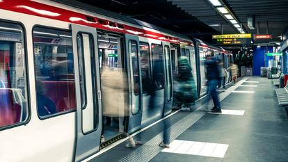 Ce jeudi en plein après-midi, le couple d’octogénaires circulait sur la ligne D du métro lyonnais à hauteur de la station Sans Souci quand la femme s’est fait arracher son collier