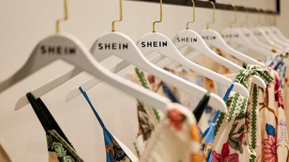 Des vêtements de la marque de fast-fashion Shein suspendus dans ses locaux à São Paulo, au Brésil, le 15 décembre 2025.