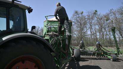 Un agriculteur ukrainien qui sème du lin dans un champ de la région de Kiev, le 18 avril 2025.
