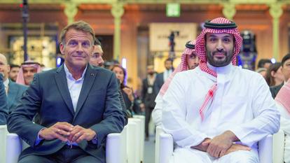 Le président français Emmanuel Macron et le prince héritier saoudien Mohammed ben Salmane assistent à la cérémonie de clôture