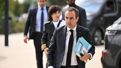Le Premier ministre français Sébastien Lecornu arrive pour une réunion avec des responsables à Technowest à Mérignac, en périphérie de Bordeaux, dans le sud-ouest de la France, le 17 août 2026, suite au gigantesque incendie de forêt.