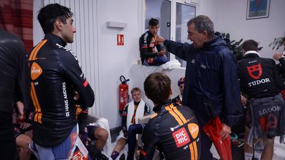 Les coureurs du Tour d’Espagne se mettent à l’abri dans un hôtel dans le final de la 3e étape, annulée à cause d’une pluie de grêle.