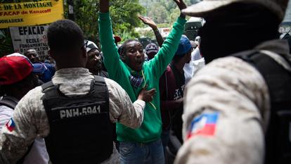 Des habitants réagissent à l’arrivée des forces de l’ordre à la suite des violences survenues pendant la nuit à Kenscoff, un quartier situé près de Port-au-Prince, en Haïti, le 24 août 2026.