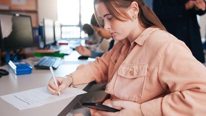 Les personnels d’éducation devront surveiller le respect de la règle et sanctionner les jeunes pris en flagrant délit d’usage.
