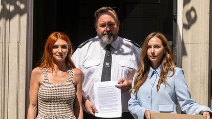 Jade Belgrove, victime de viol, et Amy Clowrey, avocate spécialisée dans les indemnisations pour agressions sexuelles, ont remis le 28 juillet 2026 une pétition signée par plus de 100 000 personnes demandant au premier ministre Andy Burnham d’abandonner le projet de libération anticipée de détenus.