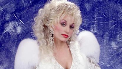 Brushing, bijoux et poitrine refaite, telle était la signature de Dolly Parton depuis le début des années 1990.