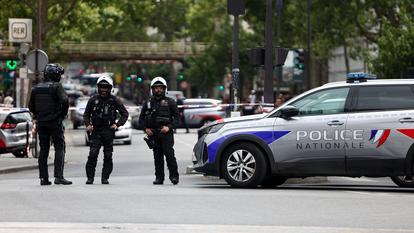 La police veille après une attaque à l’arme blanche près de la Porte de Clichy à Paris, France, le 27 juillet 2026.