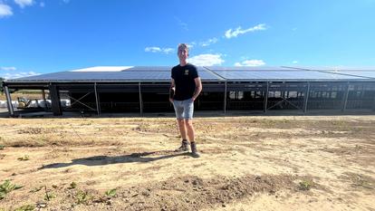 Philippe Lecompagnon, éleveur de vaches près d’Avranches, vient d’investir dans une nouvelle étable plus aérée et adaptée aux fortes chaleurs de 2000 m2 .