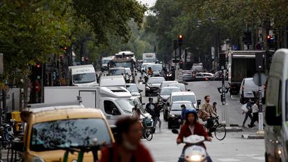 Sur le Boulevard Haussmann, dans le IXe arrondissement de Paris, les automobilistes doivent partager l’espace avec les scooters, motos, vélos, et autres trottinettes.