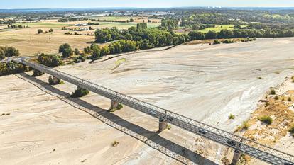 Une section asséchée de la Loire au niveau du pont de Varennes-Montsoreau, dans le Maine-et-Loire, le 15 août 2026.