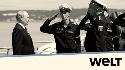 Vladimir Poutine est accueilli à bord d’un croiseur de missiles "Varyag" alors qu’il observe un exercice militaire de la flotte du Pacifique, dans la région de Sakhaline, en Russie, le 12 août 2026.