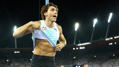 Armand Duplantis remporte un concours de la perche historique face à Emmanouil Karalis à 6,25 m.