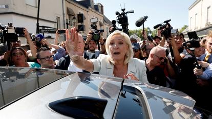 Marine Le Pen à La Flèche, dans la Sarthe, le 8 juillet, pour son premier déplacement au lendemain de sa condamnation par la cour d’appel de Paris pour détournement de fonds publics.