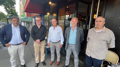 Des représentants de l’association les «Agriculteurs en colère» aujourd’hui à Paris. De gauche à droite Maitre Willam Azan, Olivier Cresteaux, Christian Convers, Patrick Legras et Philippe Grégoire.
