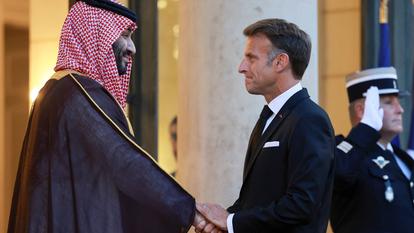 Emmanuel Macron accueille le prince héritier saoudien Mohammed Ben Salman à son arrivée pour un dîner officiel au palais de l’Élysée, à Paris, le 24 août 2026.