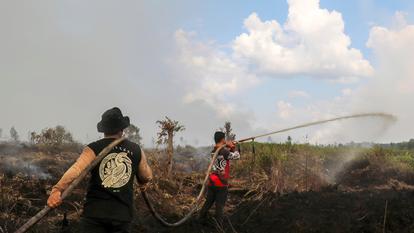 Cette photo prise le 31 juillet 2026 montre des pompiers en train d’éteindre des feux de forêt à Pulang Pisau (Indonésie), sous l’effet d’un puissant phénomène El Niño.