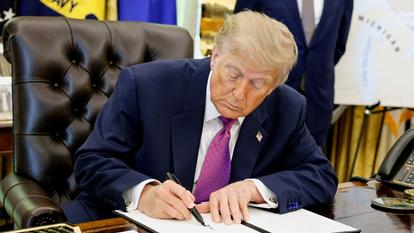 Le président américain Donald Trump signe un décret pour renommer le lac Ontario en lac d’Amérique, à la Maison-Blanche jeudi.