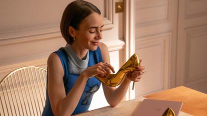 Lily Collins dans Emily in Paris Netflix.