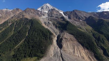 L’effondrement massif du glacier du Birch avait totalement enseveli le village de Blatten, en Suisse, le 28 mai 2025.