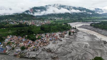 Une vue par drone montre de la boue recouvrant des propriétés suite à une inondation soudaine à Trishuli, district de Nuwakot, au Népal, le 27 août 2026.