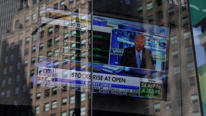 Un écran affiche des informations de trading, devant le siège du Nasdaq sur Times Square à New York.