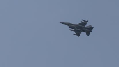 Un avion de chasse F-16 survole Kiev le 18 août 2026, alors que l’invasion russe de l’Ukraine bat son plein.