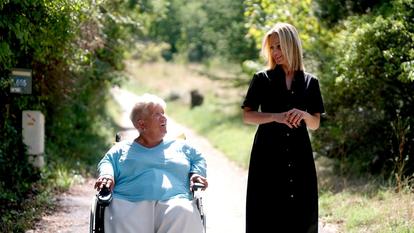 Mimie Mathy et Audrey Crespo-Mara dans la propriété de la comédienne à Vaison-la-Romaine lors du tournage de «Sept à Huit» sur TF1.