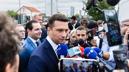 Jordan Bardella s’adresse aux reporters lors de sa visite à la foire de Châlons-en-Champagne.